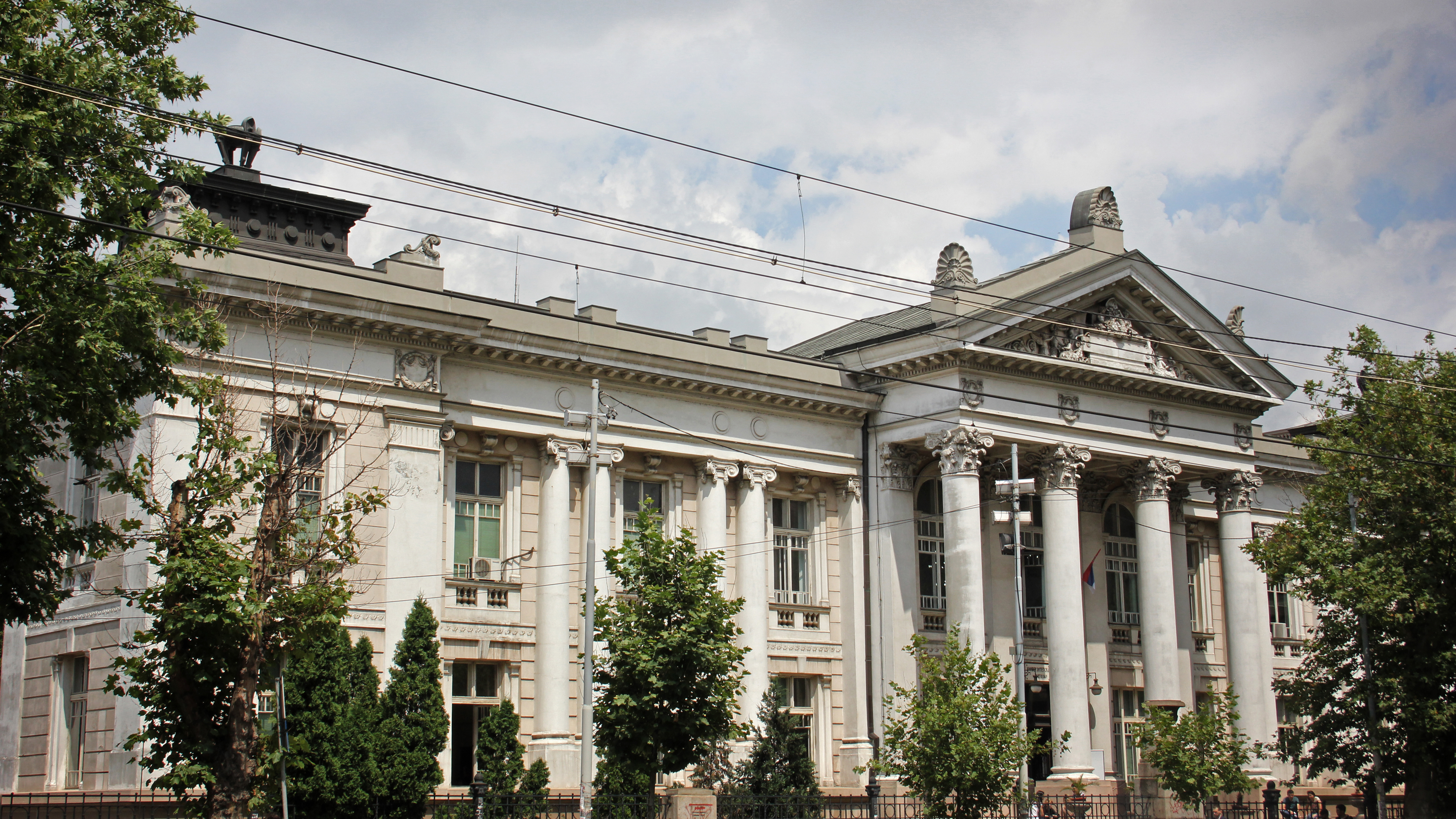 Поглед преко улице на зграду Библиотеке